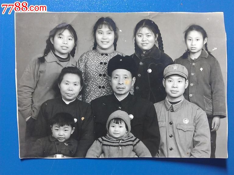 文革老照片全家合影照尺寸62x62分