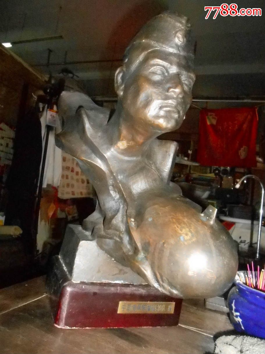 曲卫平雕塑——骑鲸蹈海