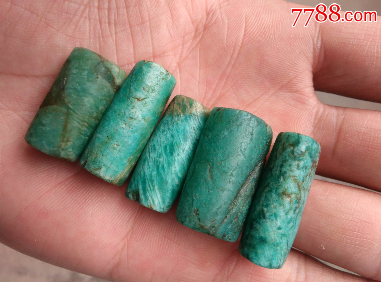 出土的夏家店文化高古天河石勒子