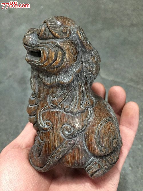 清代老牛角雕刻狮子雕像手把件
