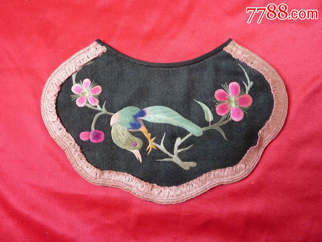 清代湘绣花鸟幼儿兜兜绣品一件