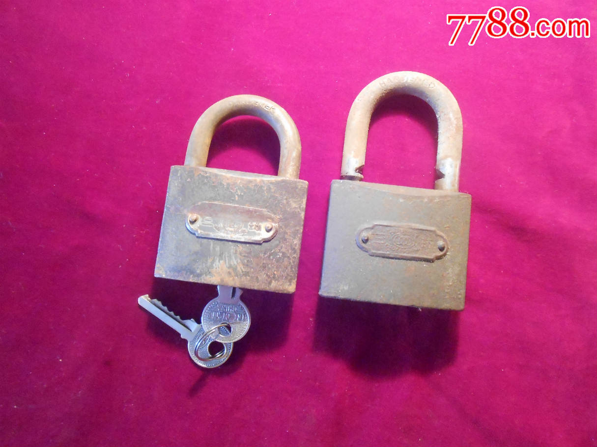 两把锁锁在一起图片图片