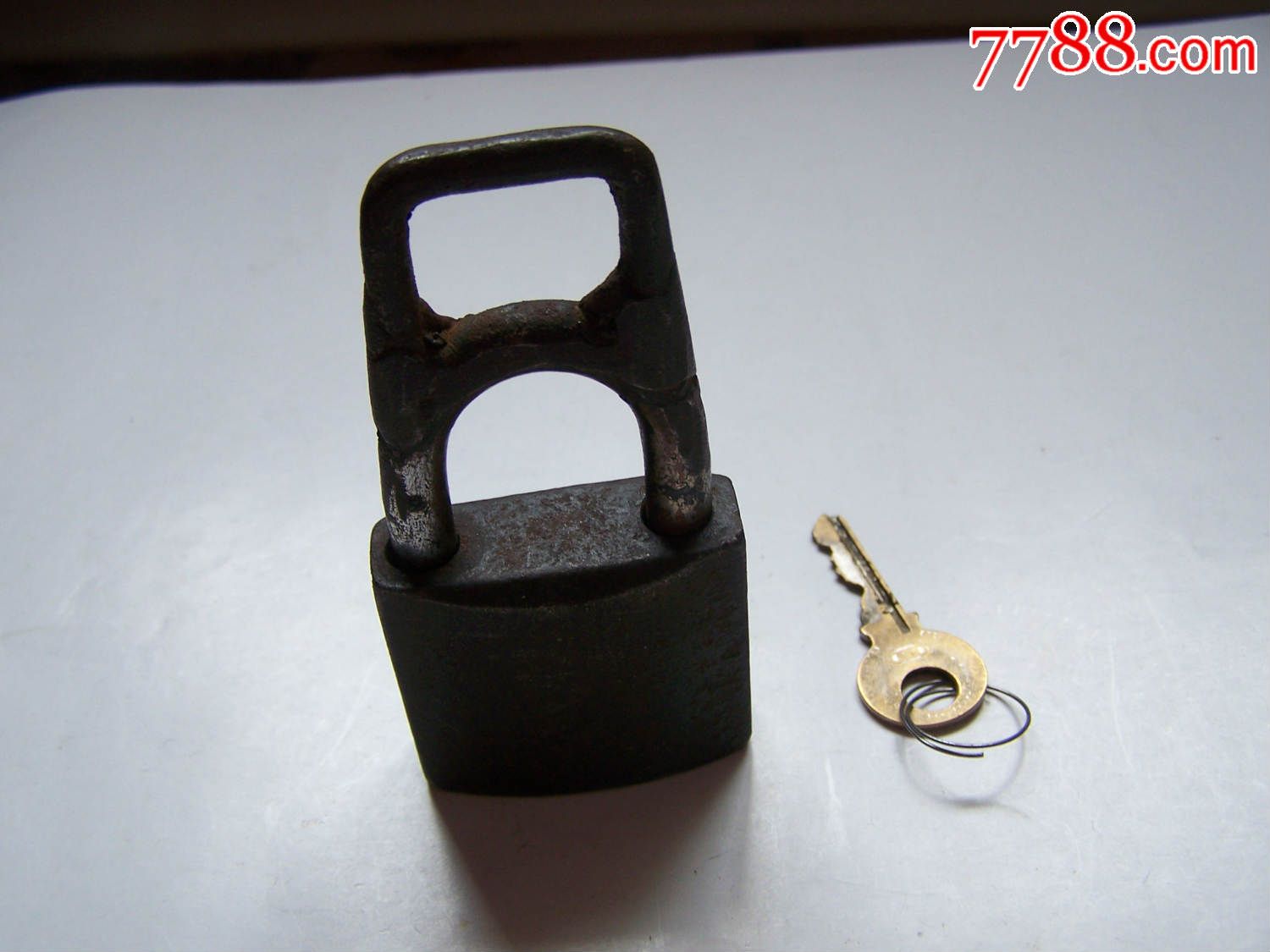 老金峰牌,锁柄很特别老锁,有钥匙,完好,点图可放大,已售