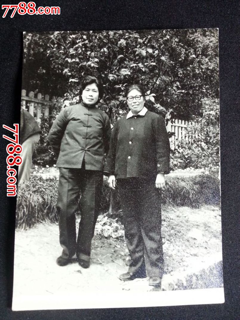 八十年代老照片大妈相聚花卉园尺寸120x90公分