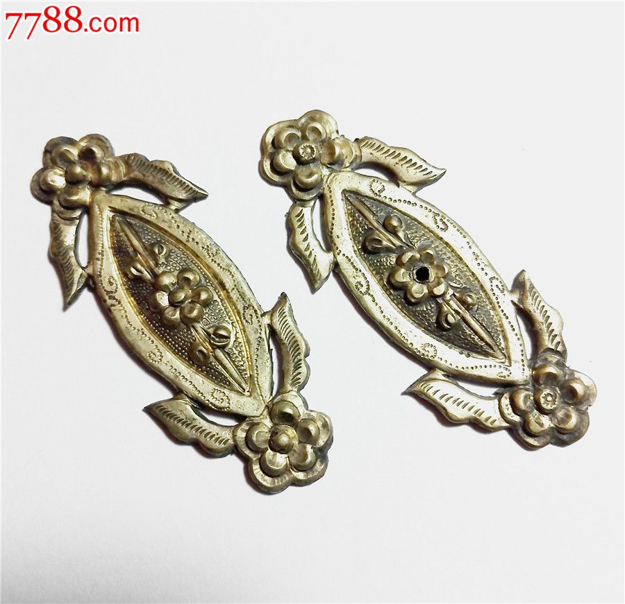 清代厚胎錾刻花卉老银帽花一对