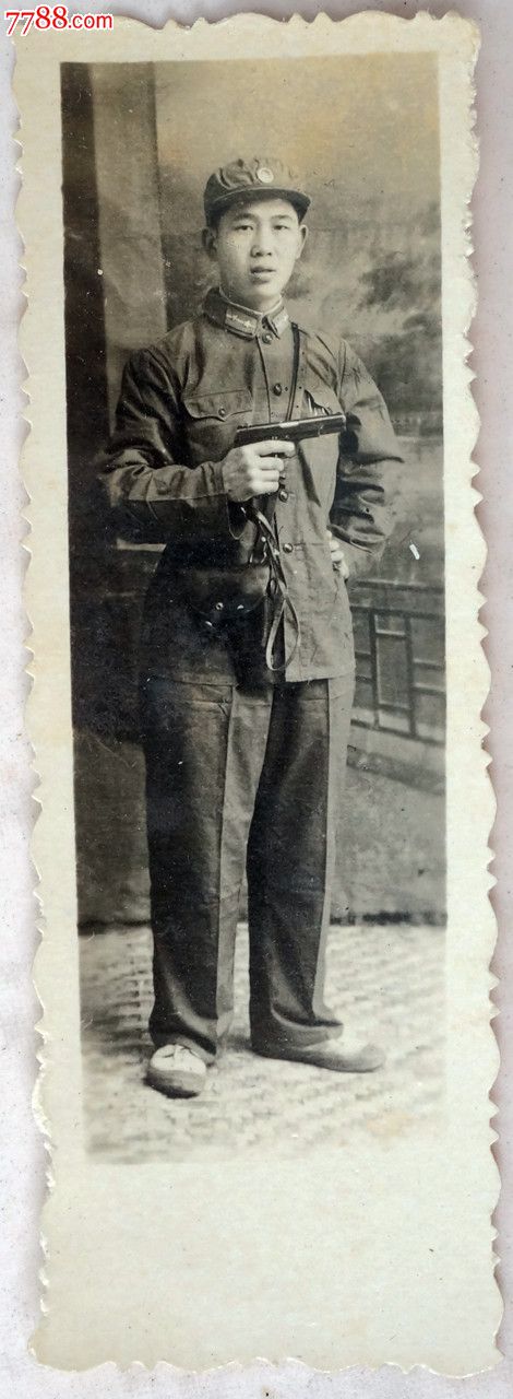 早期拿手枪的解放军全身照