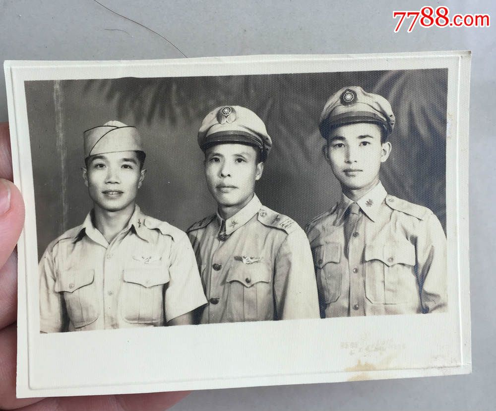 民国抗战时期国军空军军人合影照(摄于海滨)