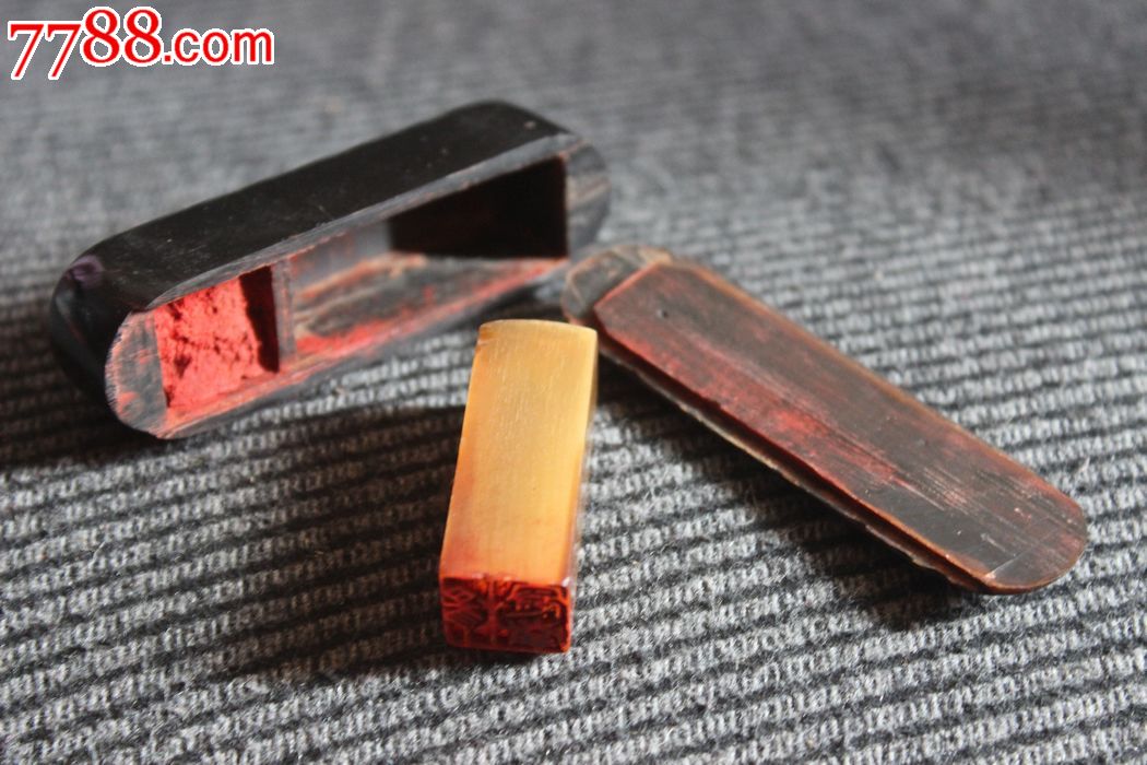 抗美援朝时期牛角外盒黄牛角印章篆书刻章13*13*34mmyy.977