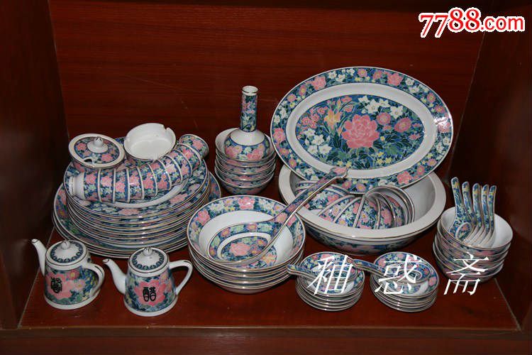 醴陵群力80年代国宴用瓷,70头釉下五彩手绘蓝地满花餐具