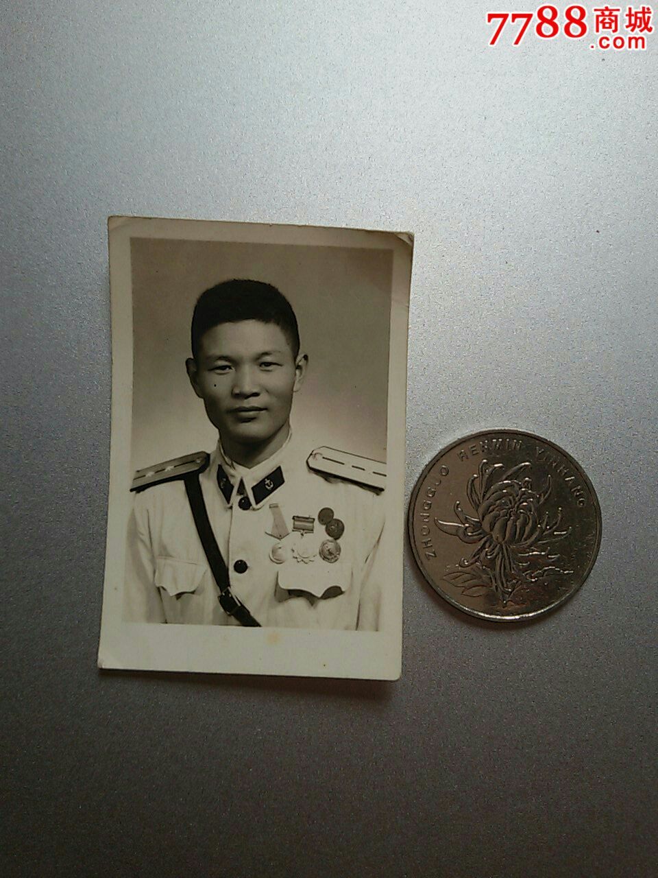 53年佩戴军功章中尉帅哥照