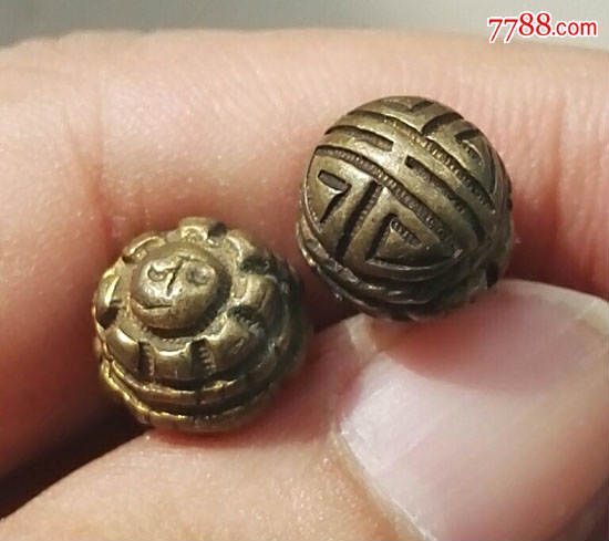 02025清代避邪疙瘩形铜扣子八卦和团寿图案