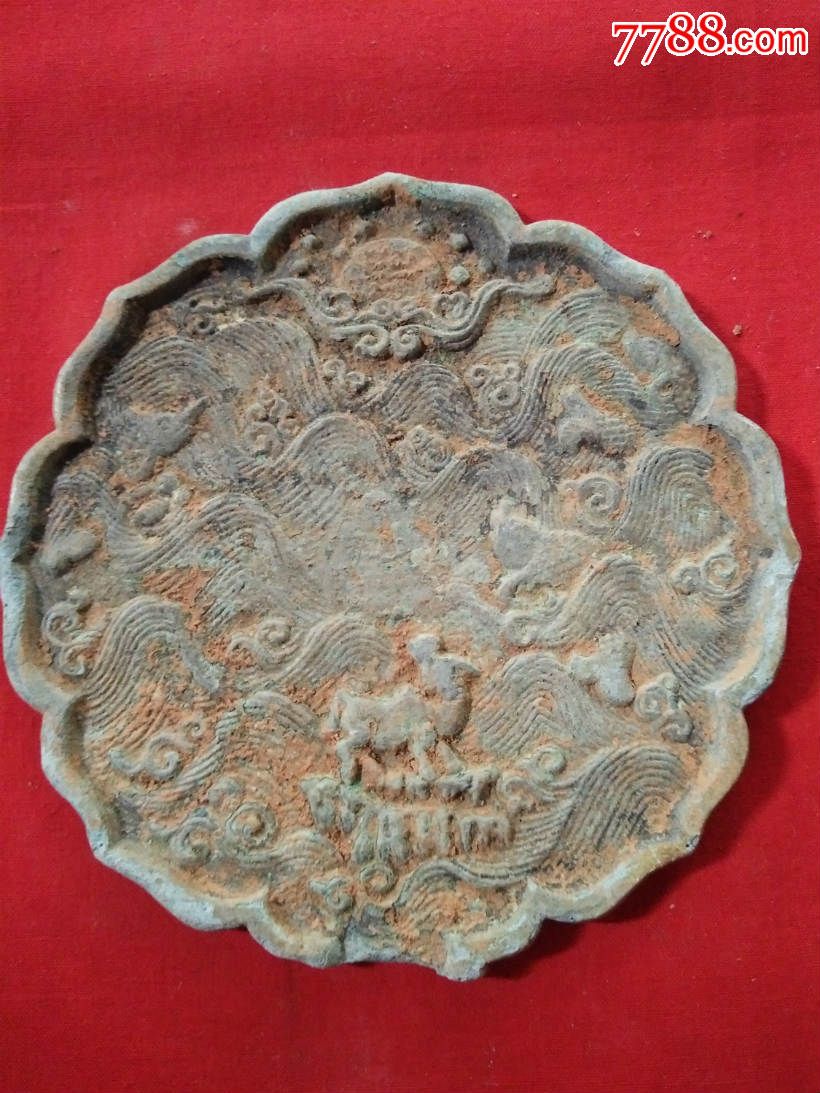 八面莲花瓣形青铜镜,有铭文,图饰