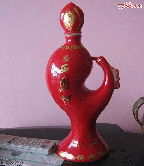 西凤牌红釉描金专利孔雀型酒瓶全品