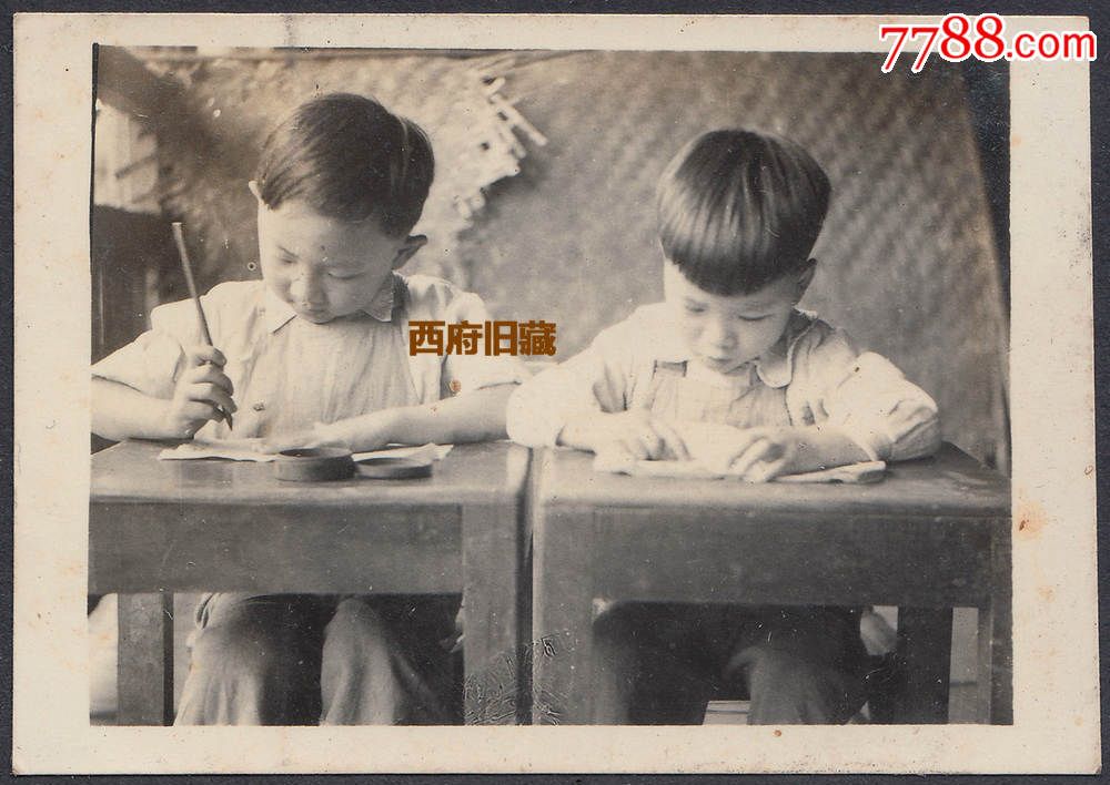 民国老照片,儿童照,课堂上学习场景,小桌子上学写毛笔字