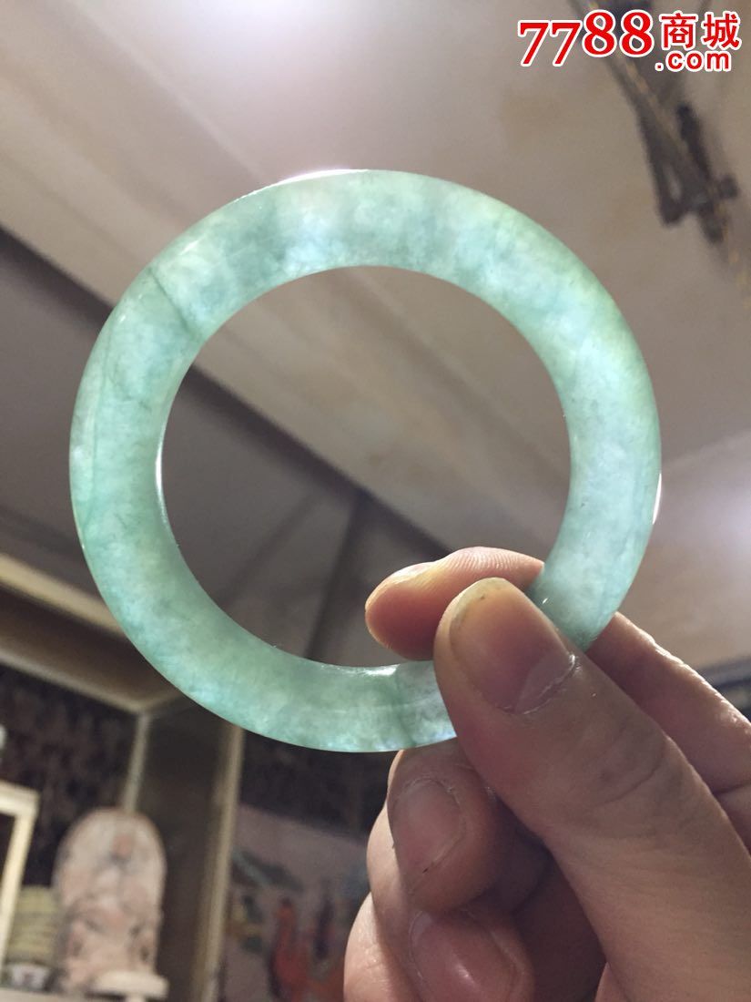 0次进行点评点评:0浏览量:备注:清代玻璃种兰水手镯随着天气变化会