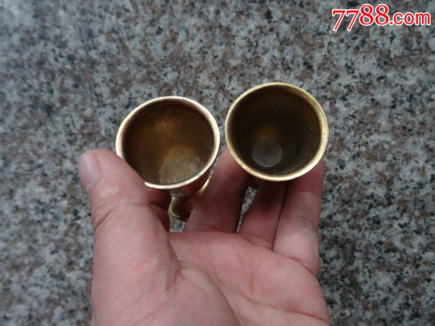 铜酒杯一对(见简介),酒瓶,年代不详,其他酒瓶,其他材质,圆形,其他图案