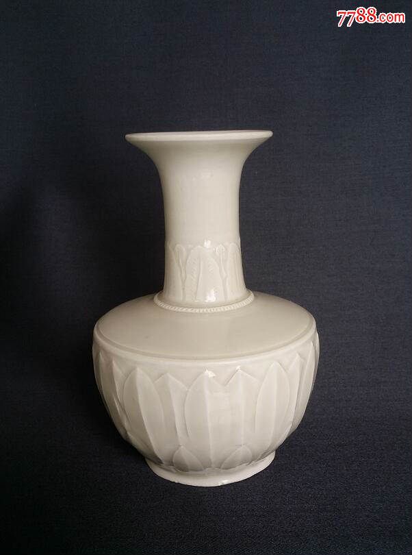 宋代定窑刻花长颈瓶