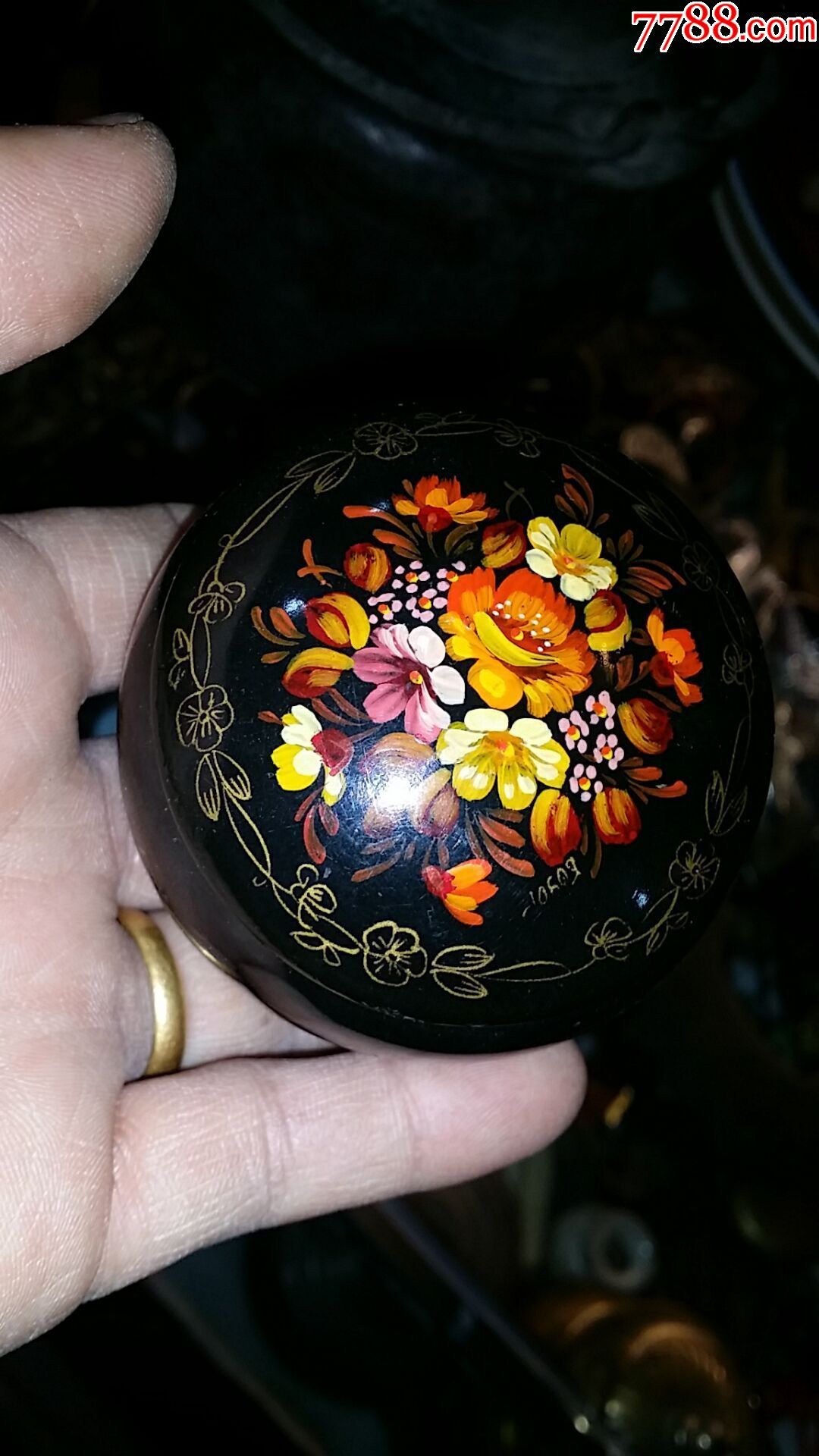 外国跑来的,大漆手绘粉盒一只