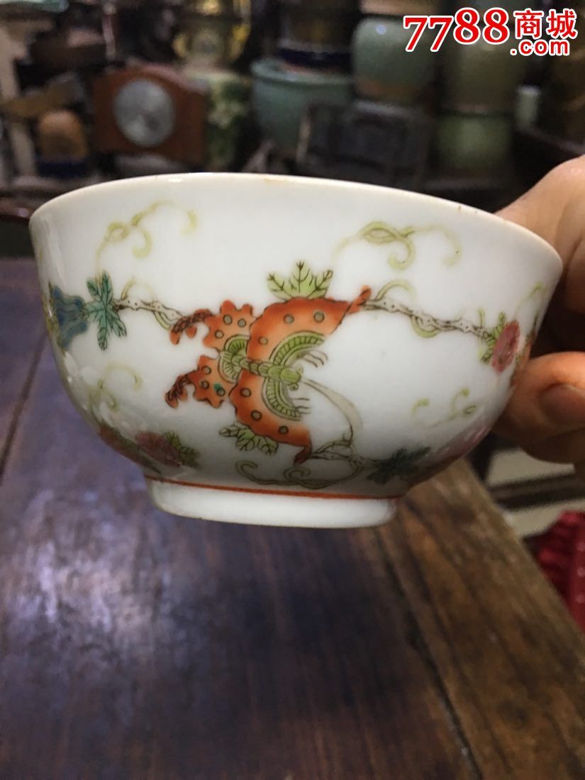 50年代的中国景德镇瓷厂制的粉彩瓷釉上粉彩缠枝花和蝴蝶的小碗_旧瓷器_