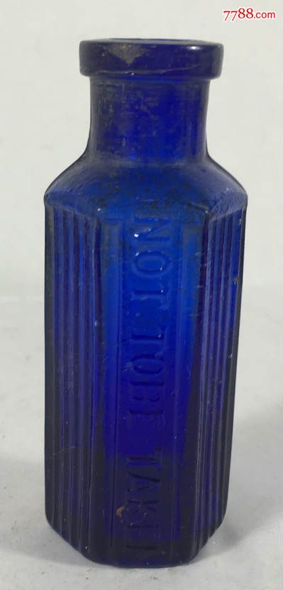蓝色玻璃瓶