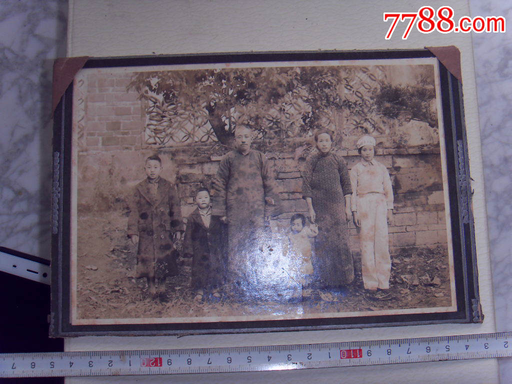 民国在院子里的一家人着女中附小的校服