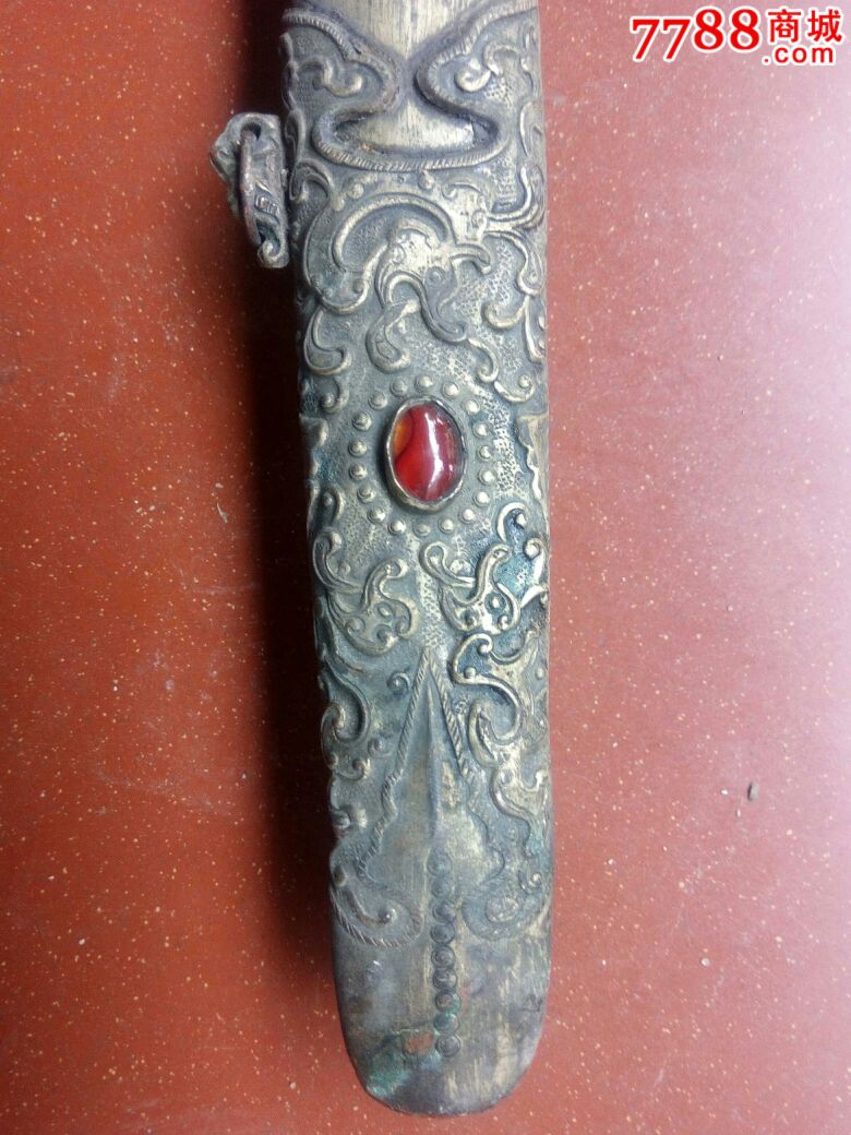 清代镶嵌宝石的铜剑鞘