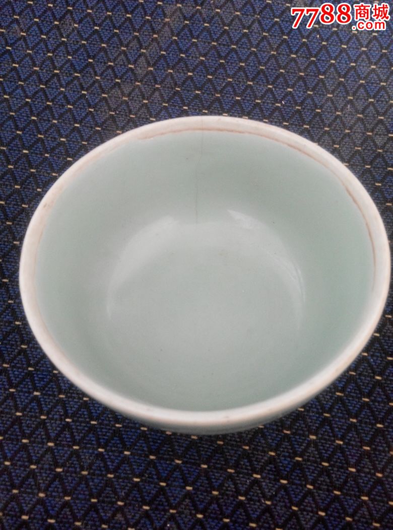 豆青釉小茶碗一个