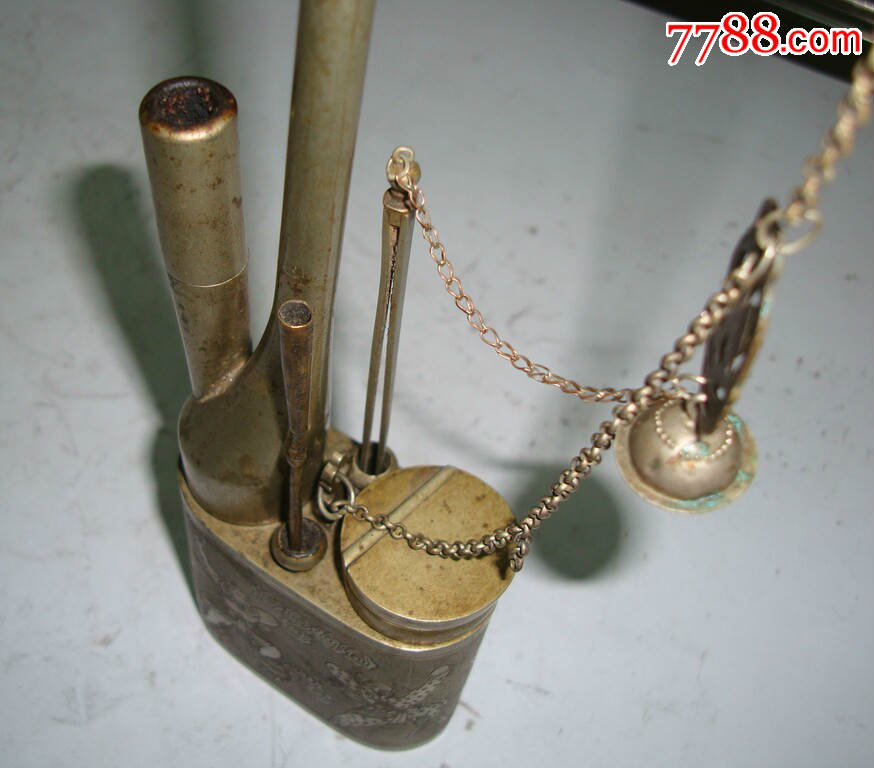 清代精工人物高装白铜水烟壶