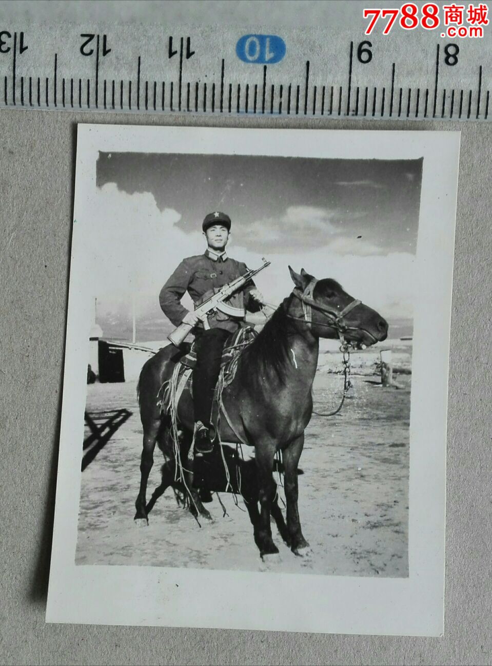 解放军骑马老照片图片