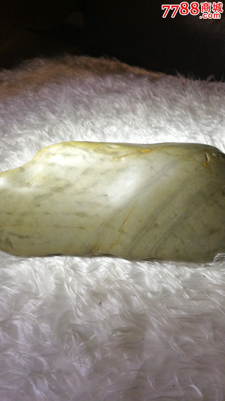 带图纹的绿色泥石玉摆件