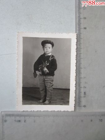 小男孩拿枪留影(老照片)