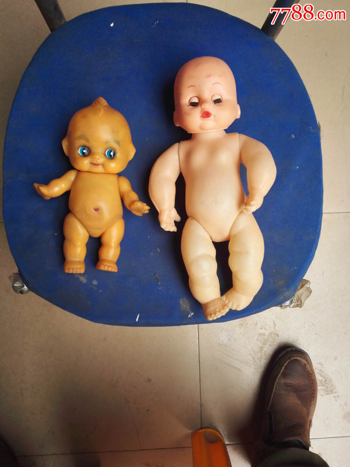 两个塑料娃娃