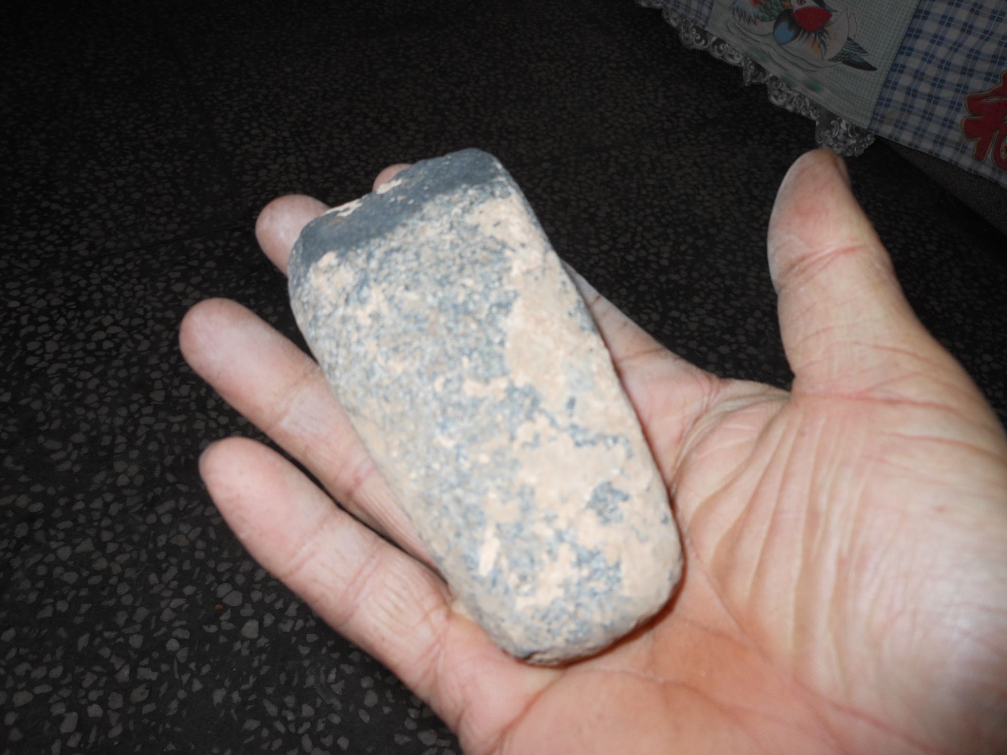 出土的石斧一个;10厘米*5厘米*3厘米