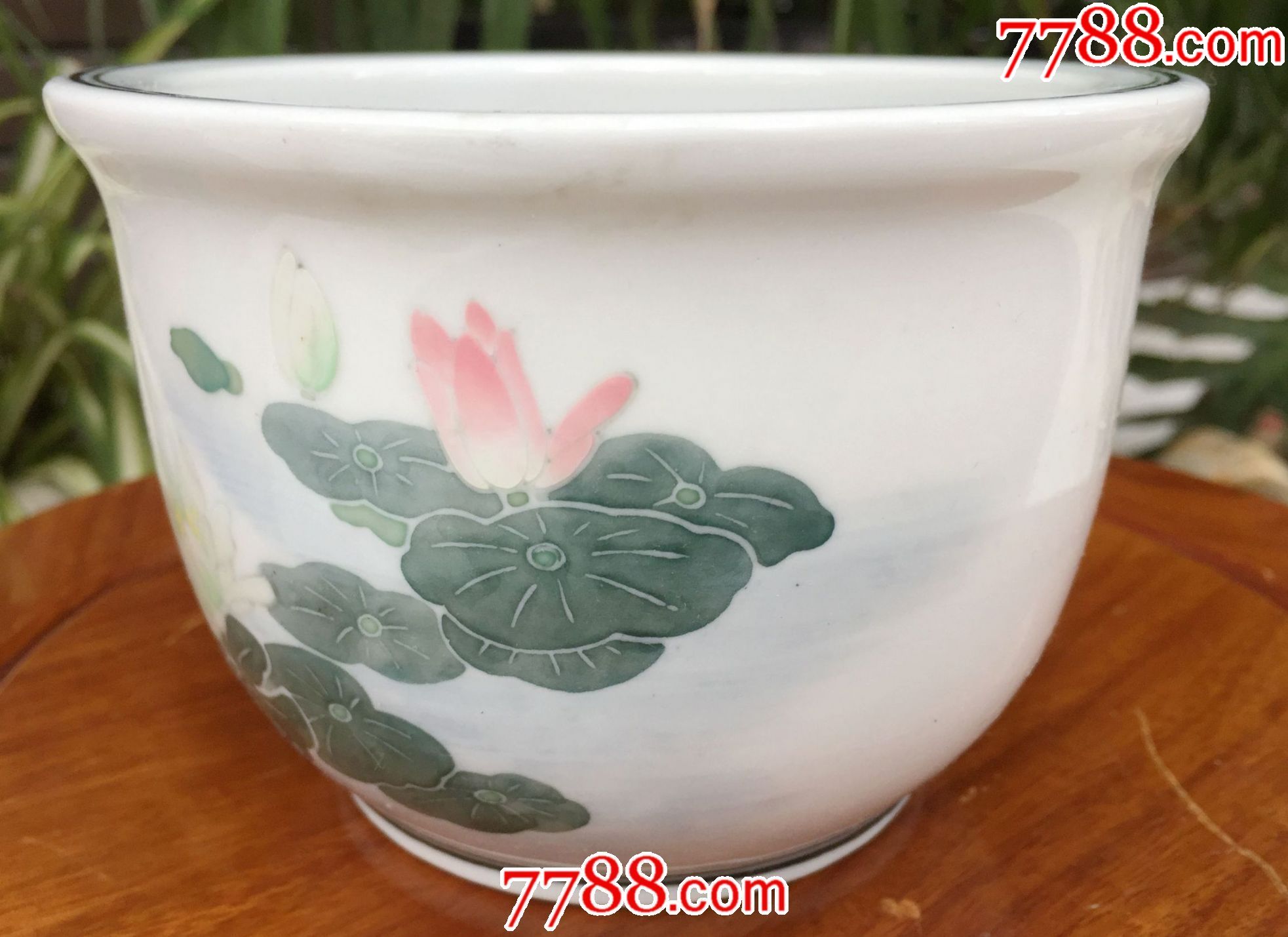 八十年代醴陵群力双凤款釉下彩手绘荷花图花盆