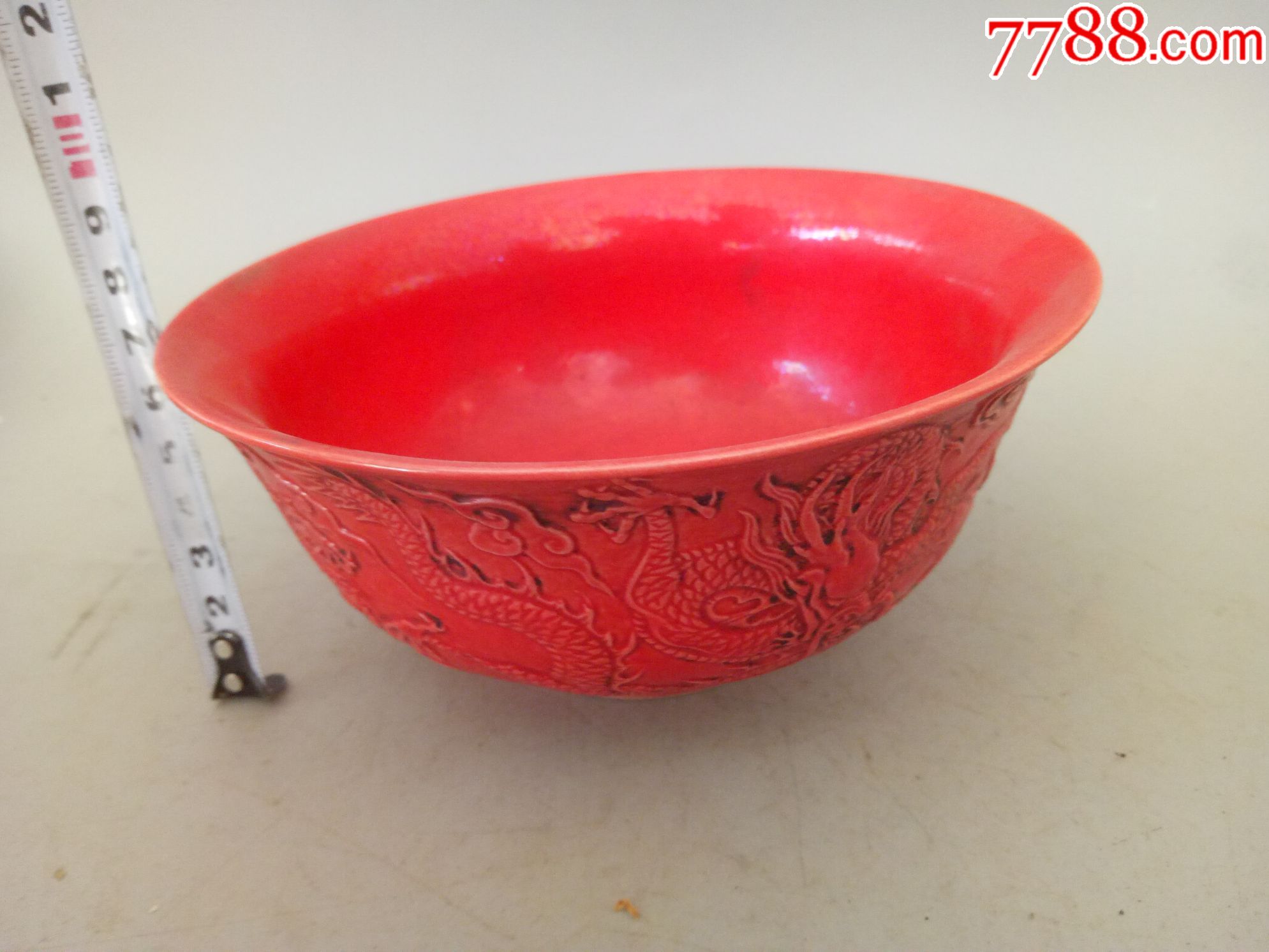 红釉瓷碗
