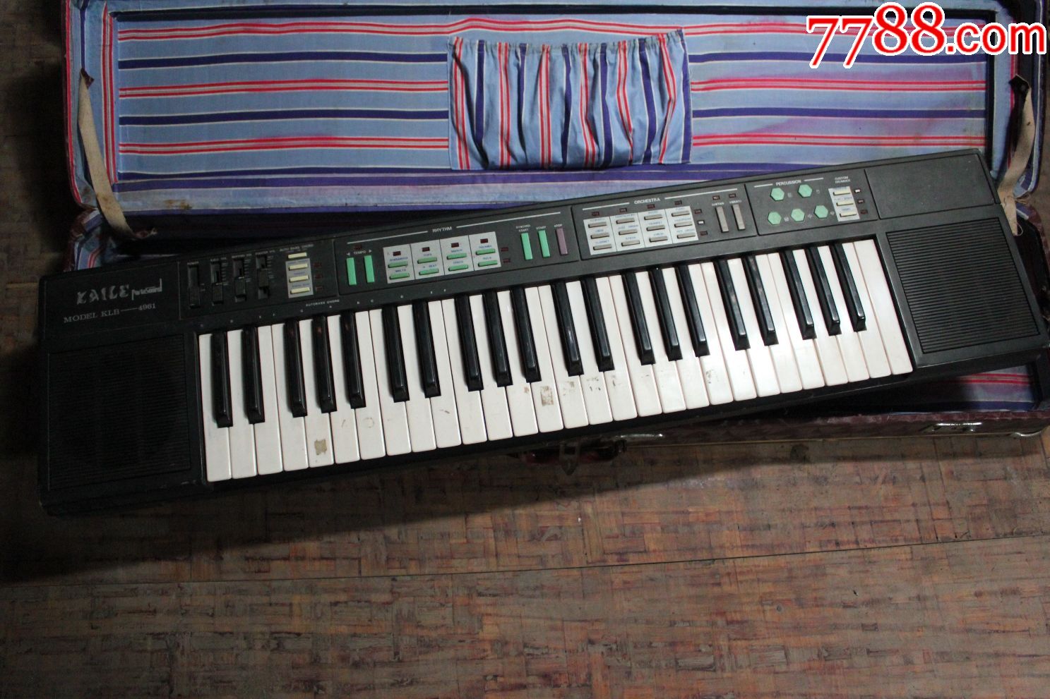 金角牌老电子琴一台(带琴箱)