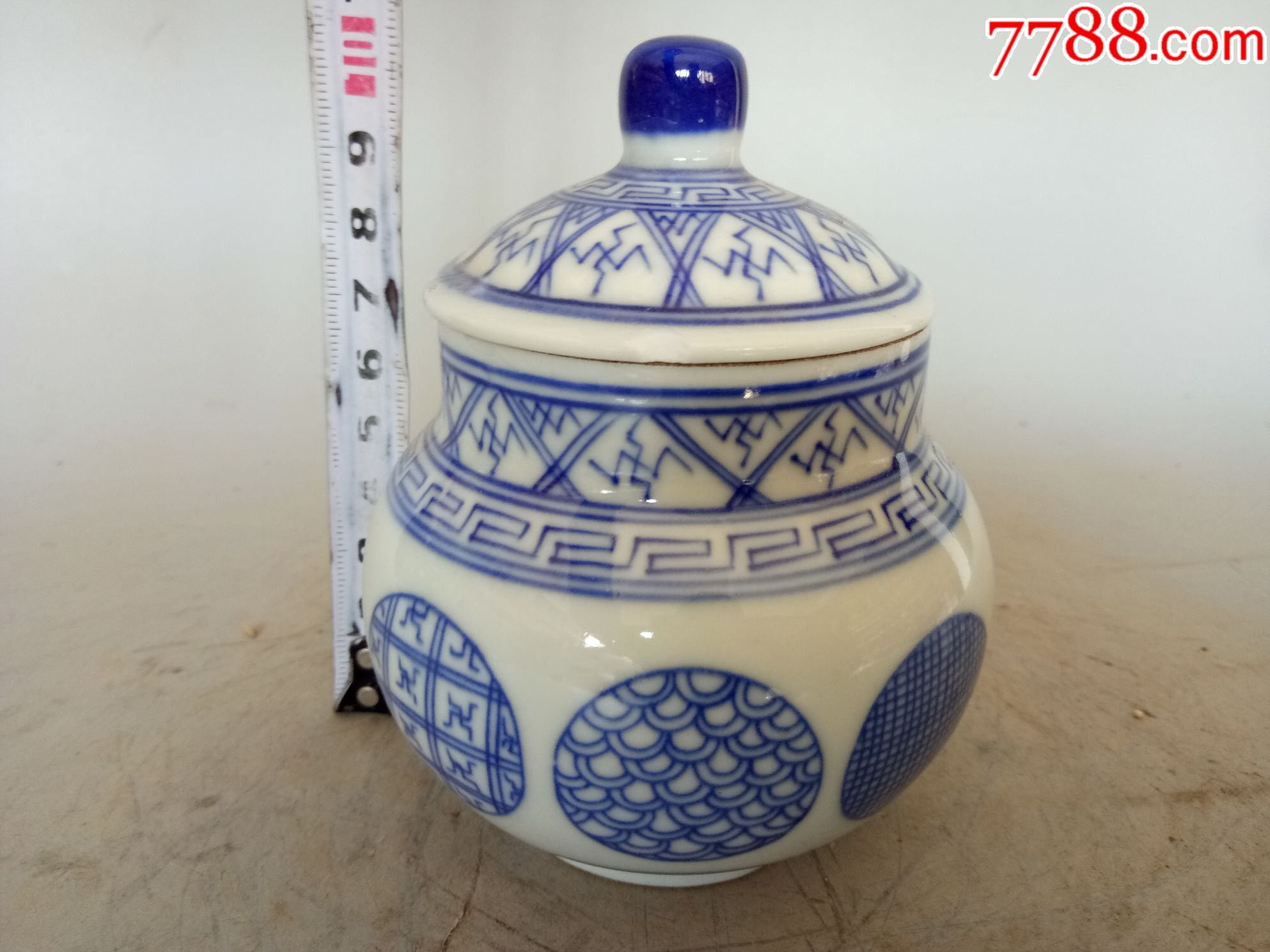 青花瓷罐带盖