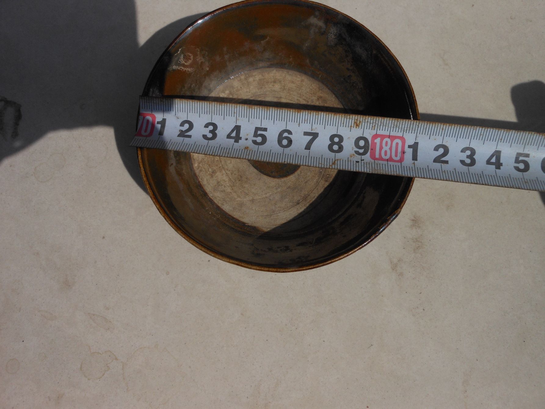 瓷器类出土的瓷碗1个碗口直径12厘米底5厘米高5厘米