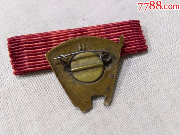 罕见品.苏联/苏军.卫国战争时期.军版共青团团员证章.有厂标