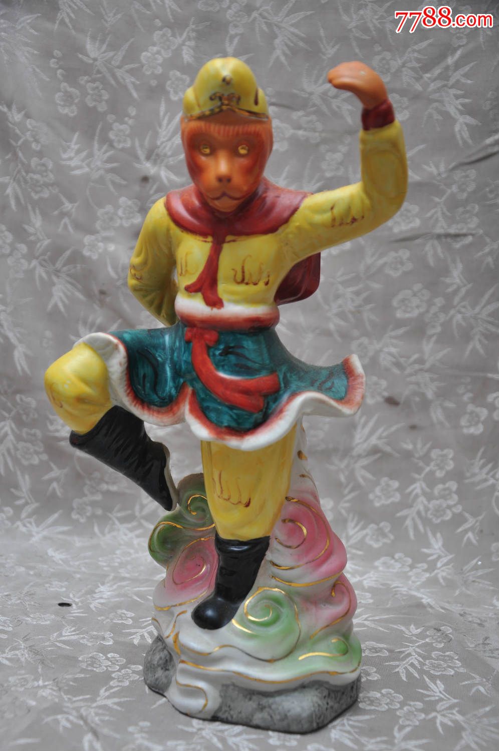 孙悟空彩绘瓷摆件