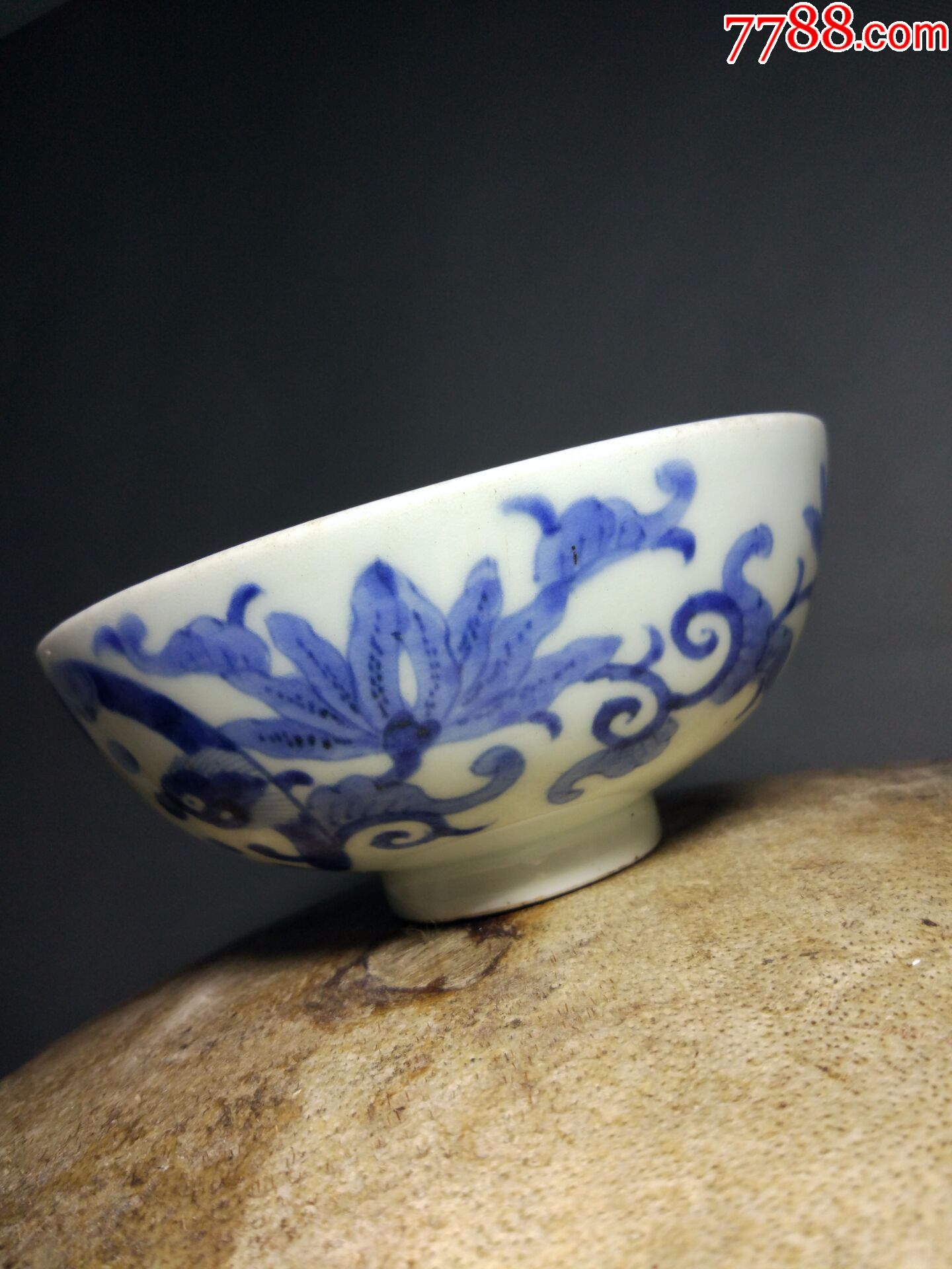 清中龙玉兰花纹饰的碗