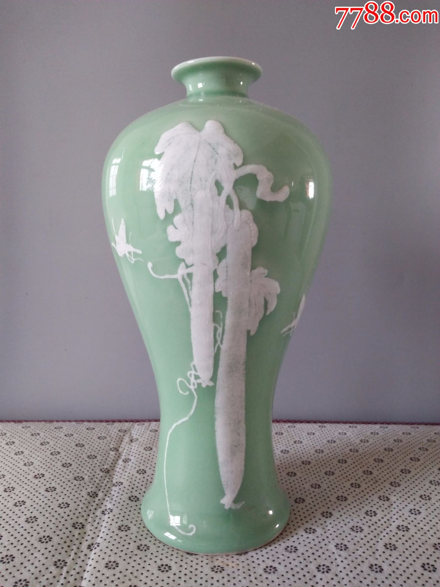 建国瓷单色釉抱白花梅瓶