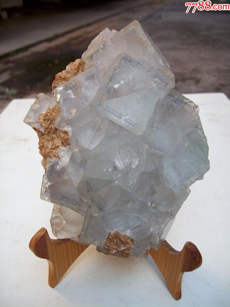 矿物晶体莹石白云石共生