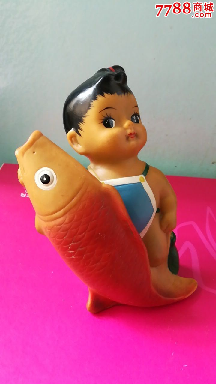 早期胶皮娃娃(男童抱大鱼)
