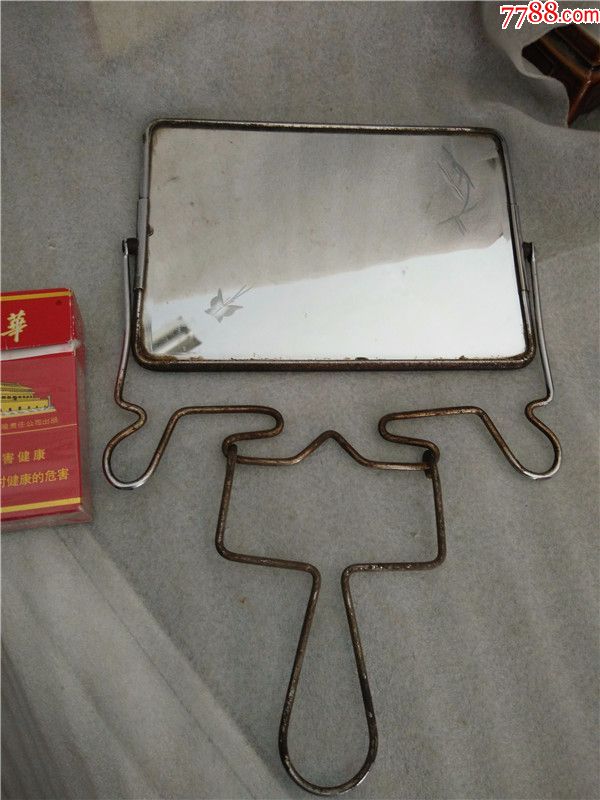 保存较好的背面孙悟空三大白骨精图片的文革老镜子