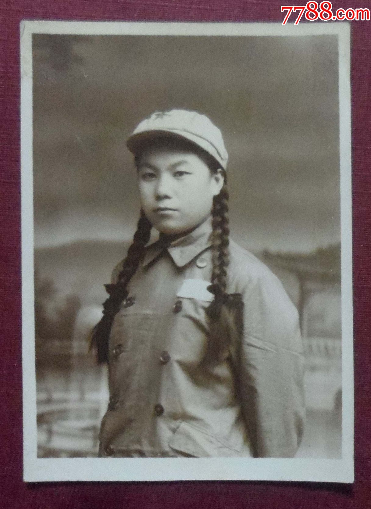 1954年,大辫子女兵张秀花,褐色老照片