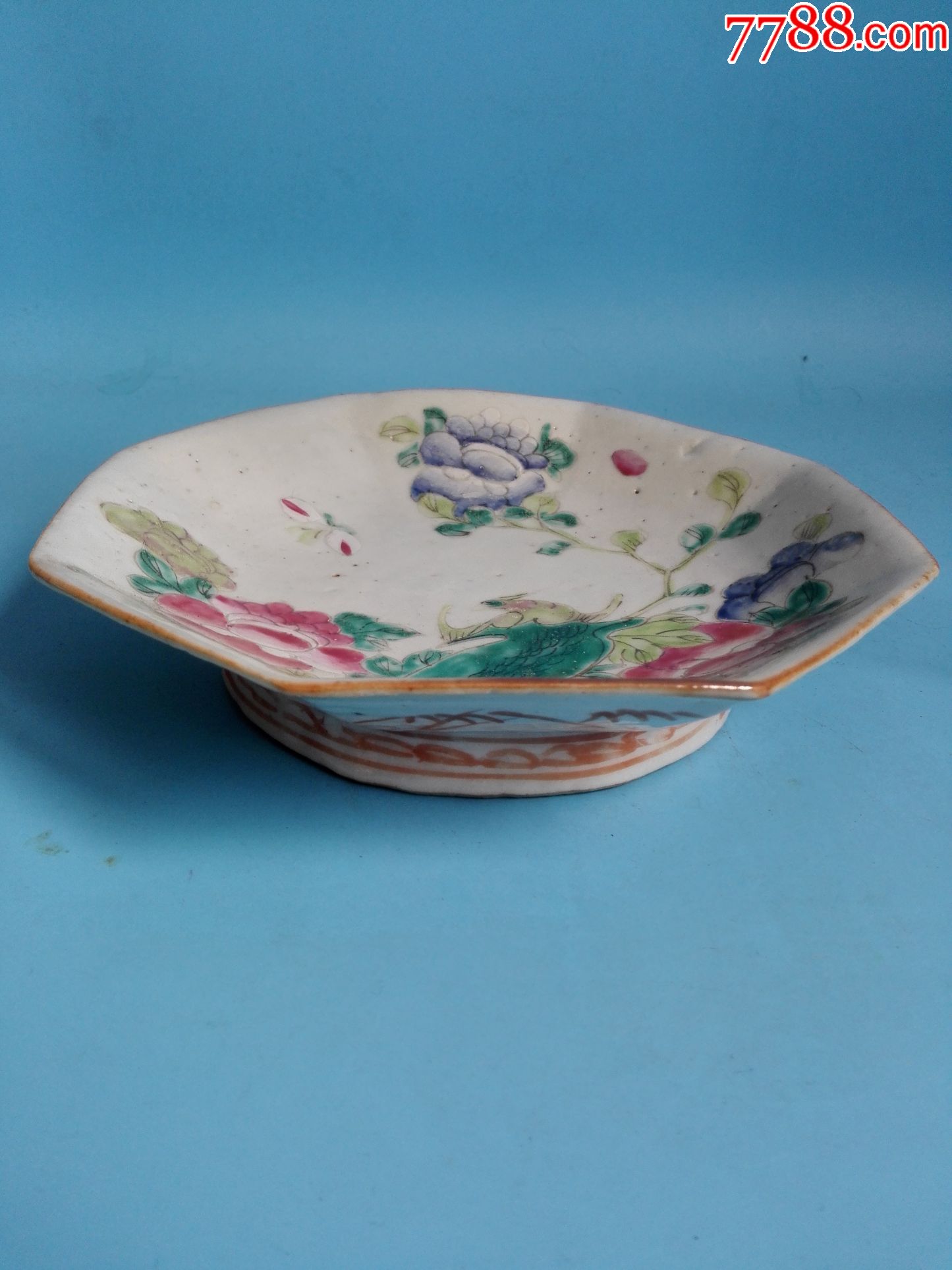 清同治粉彩凤朝牡丹纹八角盘