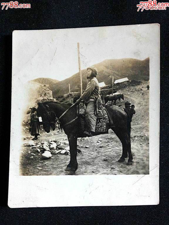 n五十年代老照片女兵骑马闯关守边疆尺寸75x60公分