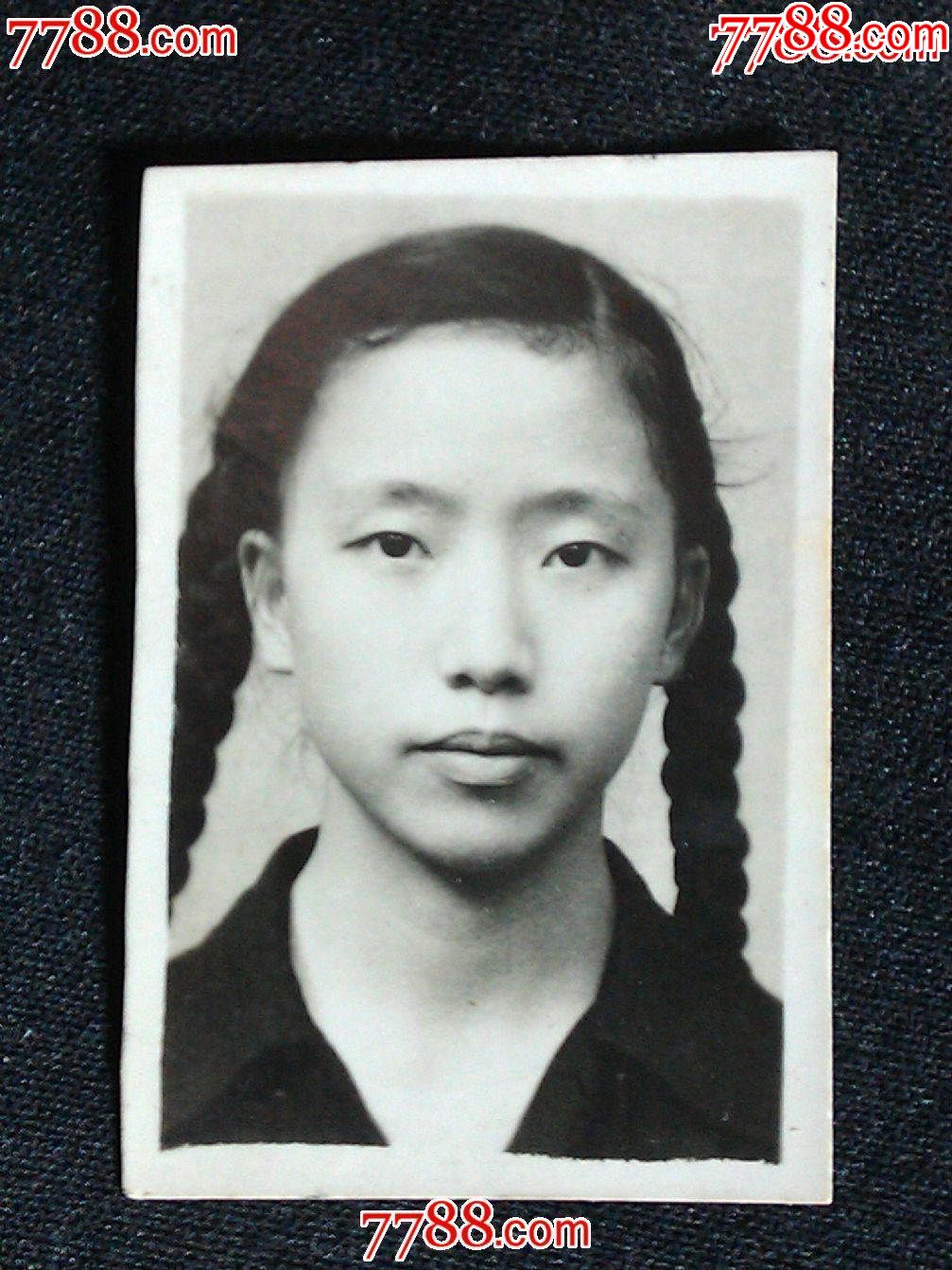 n五十年代老照片辫子姑娘乖乖女尺寸40x25公分