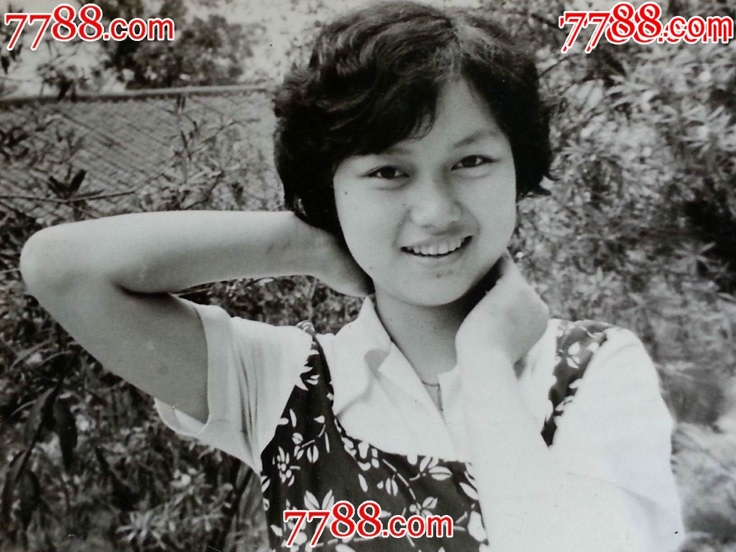 n八十年代老照片含情脉脉乖乖女尺寸80x60公分